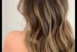 امرأة سمراء Balayage Bliss: تسليط الضوء على الشمس لإلقاء نظرة طبيعية