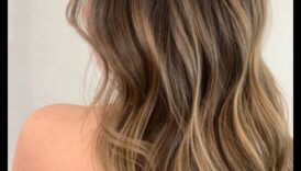 امرأة سمراء Balayage Bliss: تسليط الضوء على الشمس لإلقاء نظرة طبيعية
