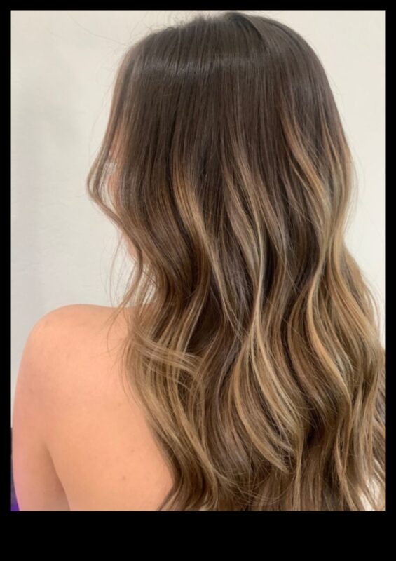 امرأة سمراء Balayage Bliss: تسليط الضوء على الشمس لإلقاء نظرة طبيعية